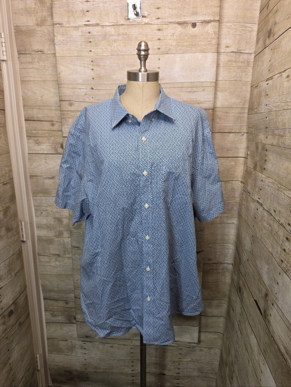 Casual Blue Short-Sleeve Button-Down Shirt with Micro Geo Print
